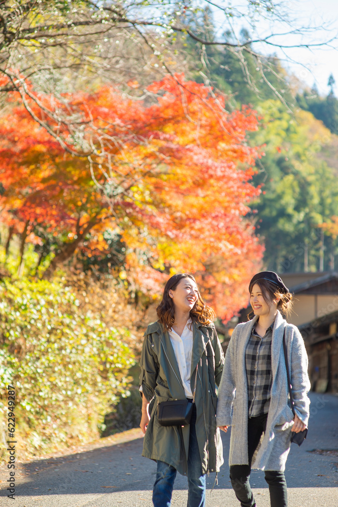 紅葉を見ながら観光地を散策する女性2人 紅葉を見ながら観光地を散策する女性2人
