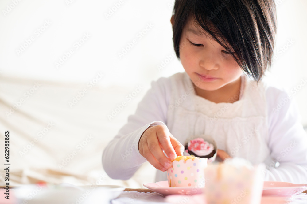 カップケーキにデコレーションしている女の子 カップケーキにデコレーションしている女の子