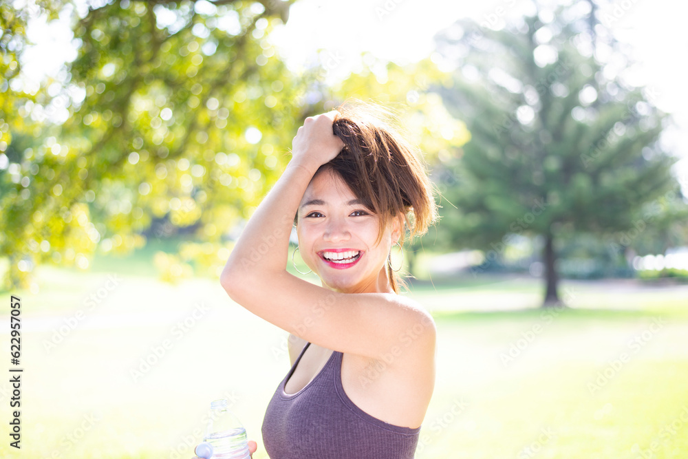 公園で笑っている女性 公園で笑っている女性