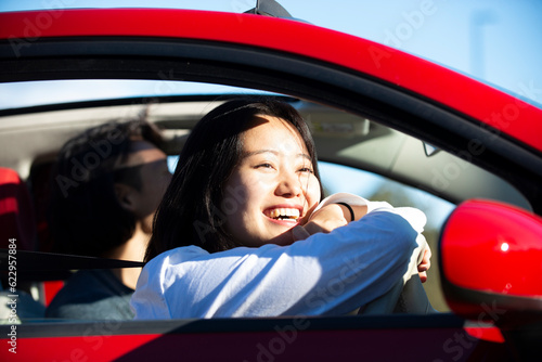 車の運転席で笑っている女性