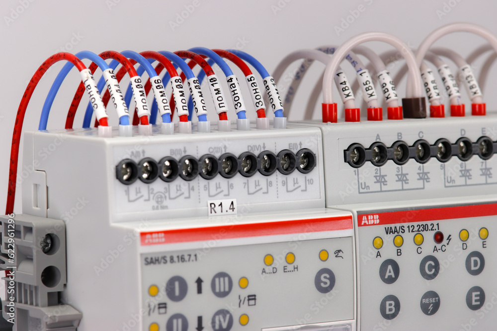 Foto de A relay module from ABB for controlling loads via the KNX data ...