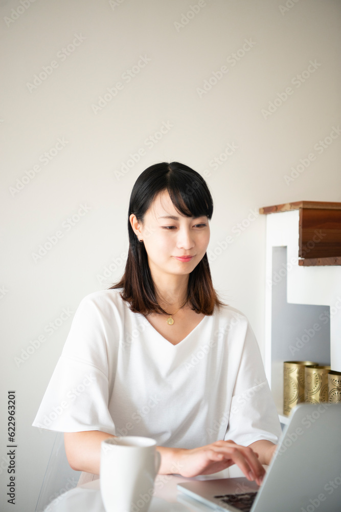 ノートパソコンで作業をしている女性 ノートパソコンで作業をしている女性