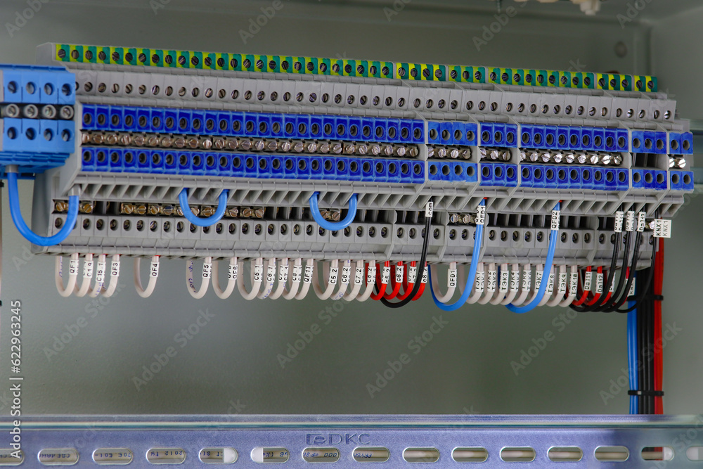 Screw electrical passthrough terminals with connected mounting