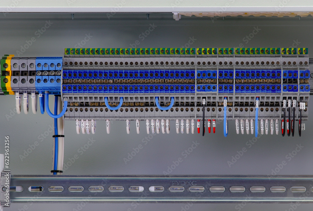 Screw electrical passthrough terminals with connected mounting
