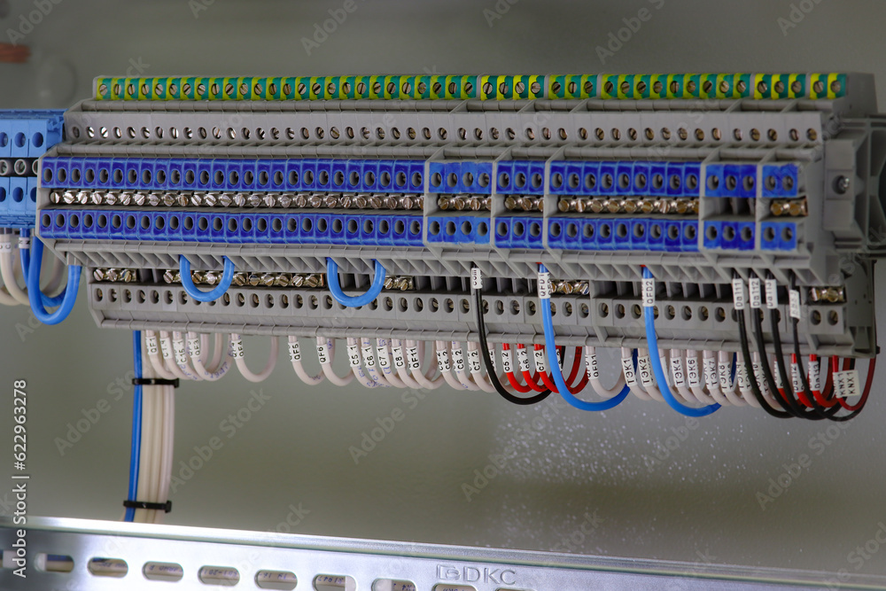 Screw electrical passthrough terminals with connected mounting
