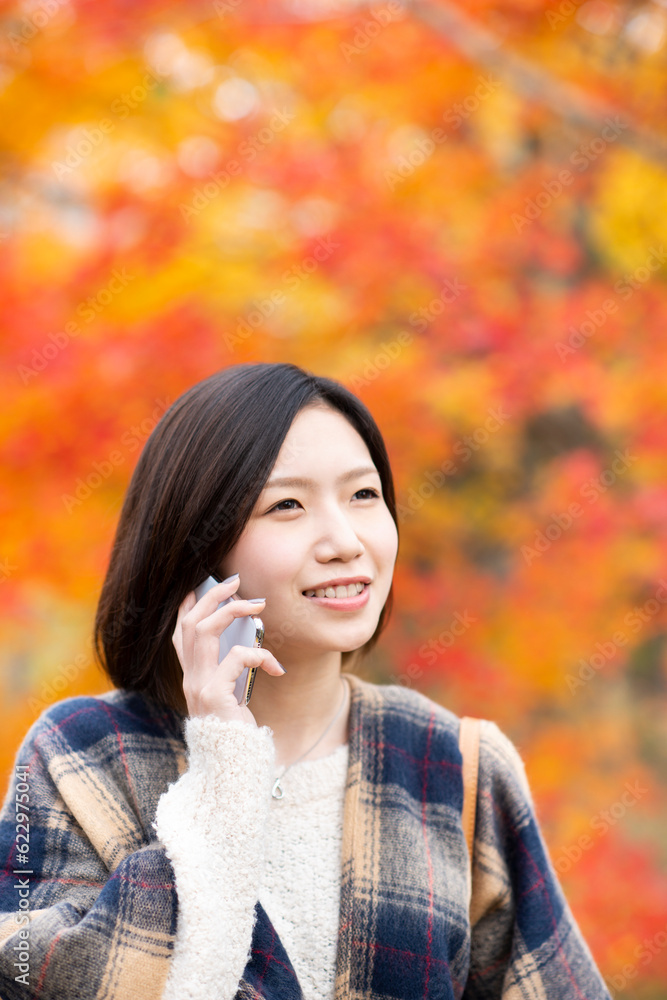 スマートフォンで電話をする女性 スマートフォンで電話をする女性