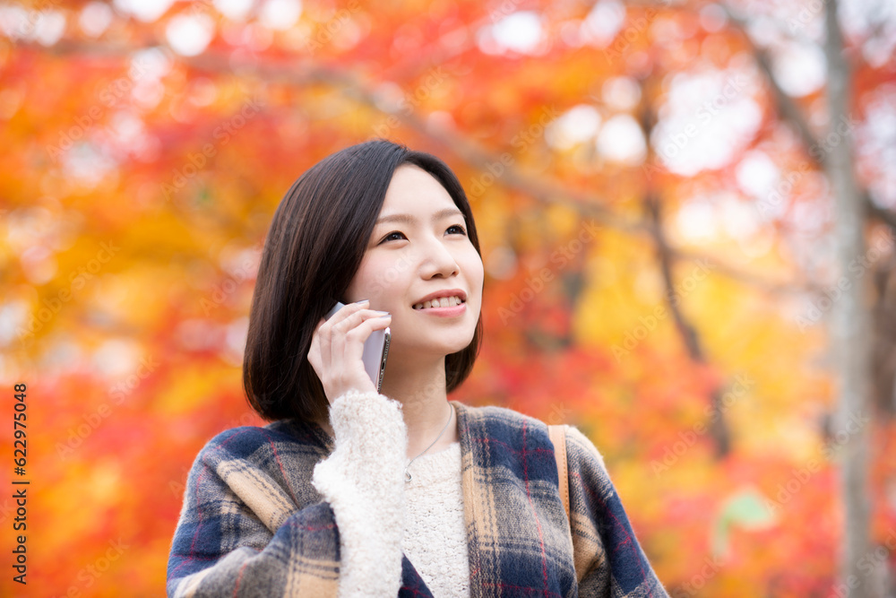 スマートフォンで電話をする女性