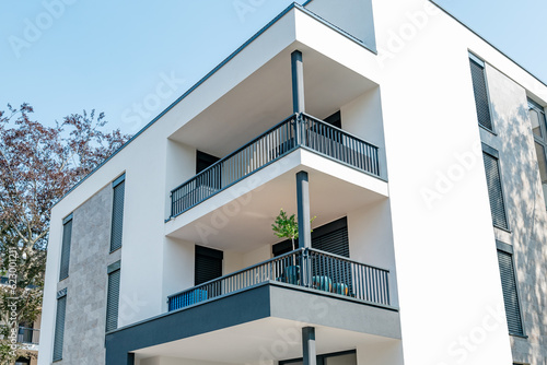 Modernes Apartmenthaus in Deutschland © js-photo