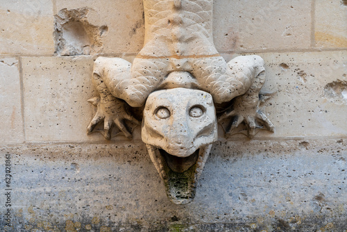 Eidechse als Steinfigur im  Schloss Pierrefonds bei Compiegne photo