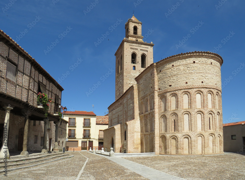 Church of Santa Maria. Arevalo. Spain. Mudejar art (12 century).
View of the bell tower, the apse and the houses in Plaza de la Villa. 