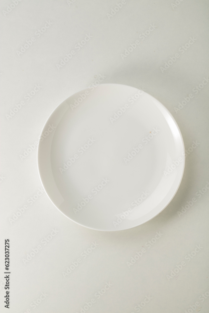 Plato blanco vacío sobre fondo blanco. Vista cenital. Empty white plate on white background. overhead view. Plato blanco vacío sobre fondo blanco. Vista cenital. Empty white plate on white background. overhead view.