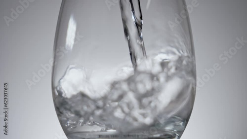 スーパースロー映像：コップに透明な液体を注ぐ様子