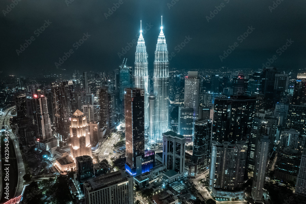Obraz premium Tours Jumelles Petronas Tower et Ville de Kuala Lumpur la nuit dans une lumière bleutée et blanche. architecture moderne et futuriste, Malaisie