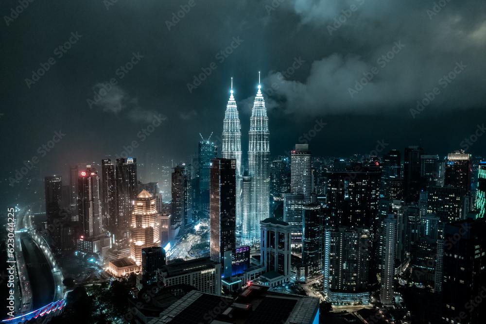 Obraz premium Tours Jumelles Petronas Tower et Ville de Kuala Lumpur la nuit dans une lumière bleutée et blanche. architecture moderne et futuriste, Malaisie