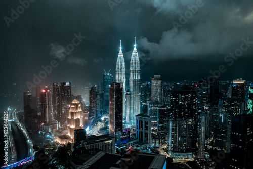 Wallpaper Mural Tours Jumelles Petronas Tower et Ville de Kuala Lumpur la nuit dans une lumière bleutée et blanche. architecture moderne et futuriste, Malaisie Torontodigital.ca