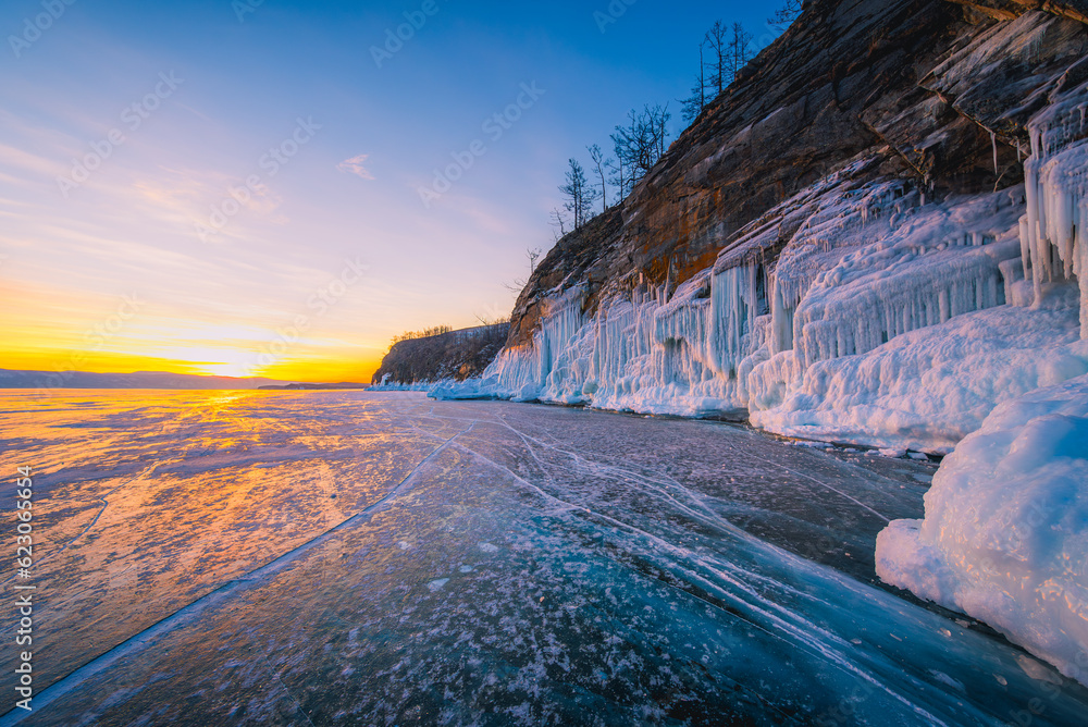 Φωτογραφία Landscape view of Baikal lake winter with colorful sunset sky background, Shaman