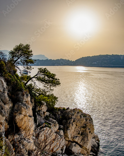 Un lever de soleil sur un magnifique paysage en bord de mer près de Nice sur la Côte d'Azur avec les mêmes belles couleurs dorées qu'un coucher de soleil