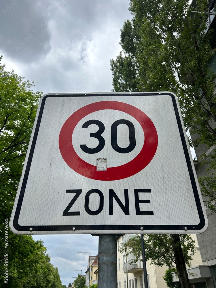 Verkehrszeichen mit 30 km/h Geschwindigkeitsbegrenzung in einem Wohngebiet Verkehrszeichen mit 30 km/h Geschwindigkeitsbegrenzung in einem Wohngebiet