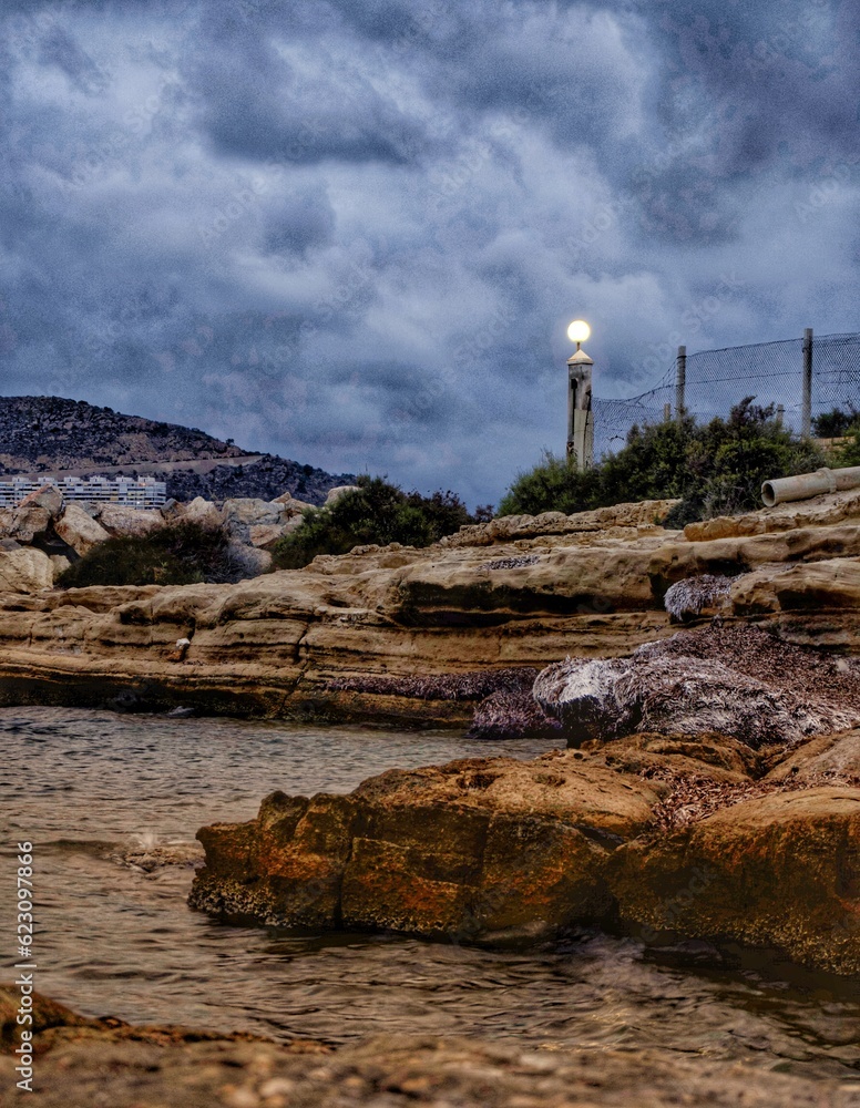 Obraz premium anochece en el mar