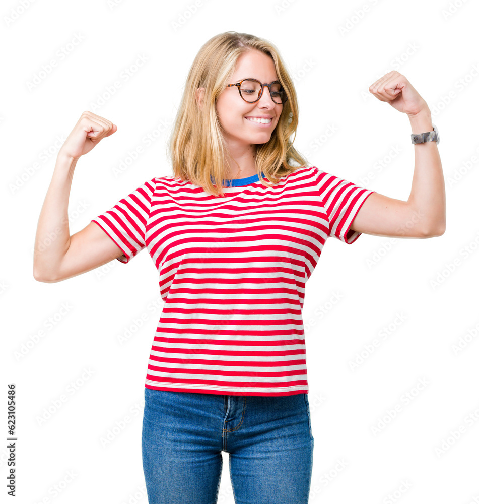 Obraz premium Beautiful young woman wearing glasses over isolated background showing arms muscles smiling proud. Fitness concept.