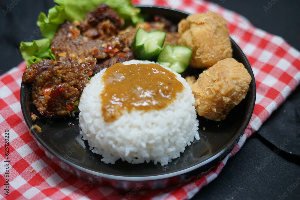 Nasi empal gepuk dan tahu Nasi empal gepuk dan tahu