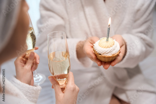 Canvas Print Happy young woman celebrating birthday with her friend