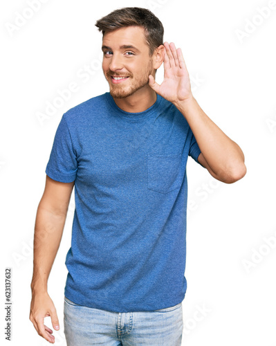Fotografie Handsome caucasian man wearing casual clothes smiling with hand over ear listening an hearing to rumor or gossip