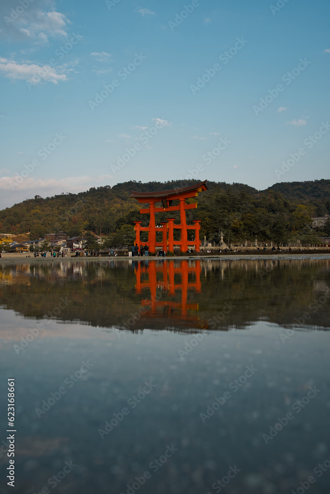 Obraz premium shrine on the sea