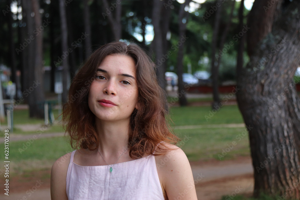 GIOVANE RAGAZZA IN POSA AL MARE