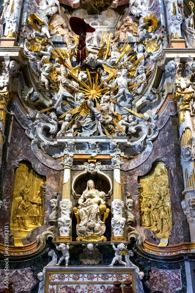 Altar y transparente de la Catedral de Toledo, España