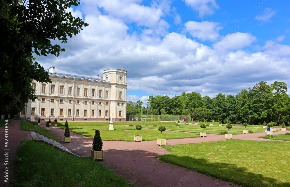 Obraz premium Beautiful park next to royal palace of the Russian Emperor Paul 1 in Gatchina near St. Petersburg, Russia. Summer view of imperial residence architecture and scenic landscape in Leningrad region.