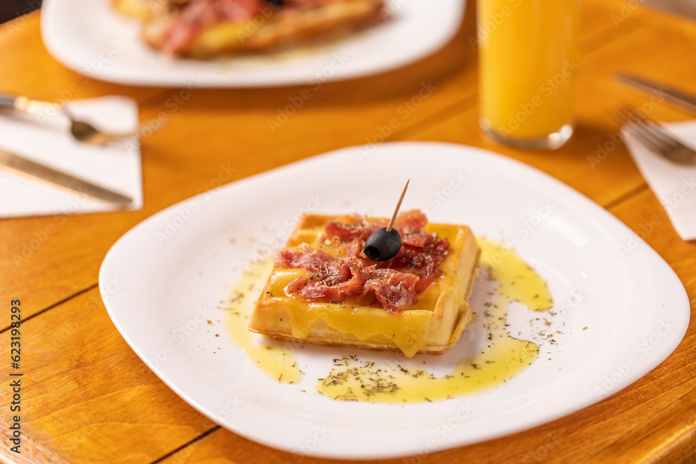waffle con jamón