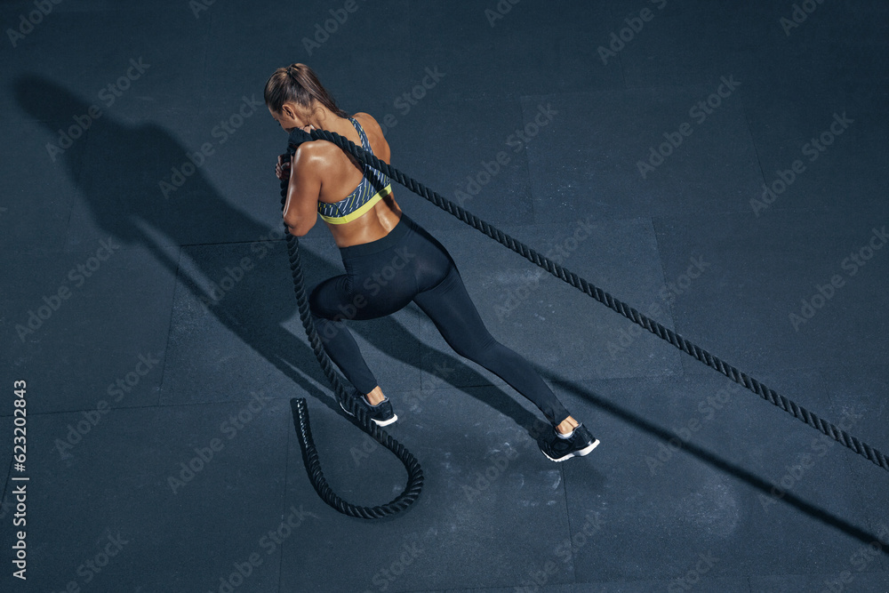 © USM Photography - Female athlete fitness rope pull training. Sporty sportswoman working out in functional training gym doing cross exercise with battle rope © USM Photography - Female athlete fitness rope pull training. Sporty sportswoman working out in functional training gym doing cross exercise with battle rope