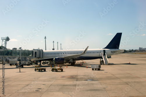 Foto plane o the runway of an airport doing maintenance to fly to a new destination