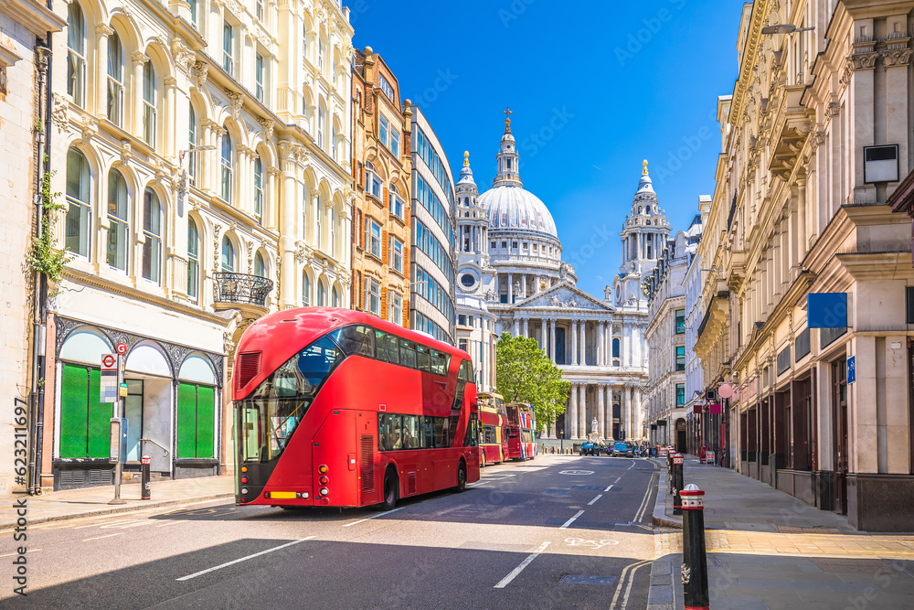 Saint Paul's Cathedral in London street view