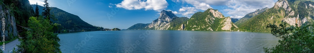 Traunsee mit Traunstein im Salzkammergut, Österreich Traunsee mit Traunstein im Salzkammergut, Österreich