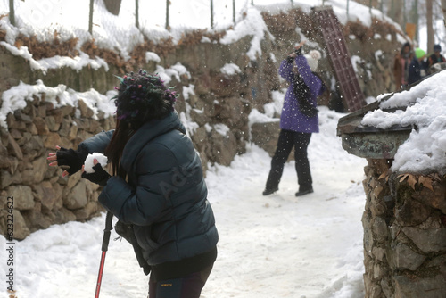 People are playing in the snow on the hiking trail of Tochal Peak.
they are playing snowfight . photo