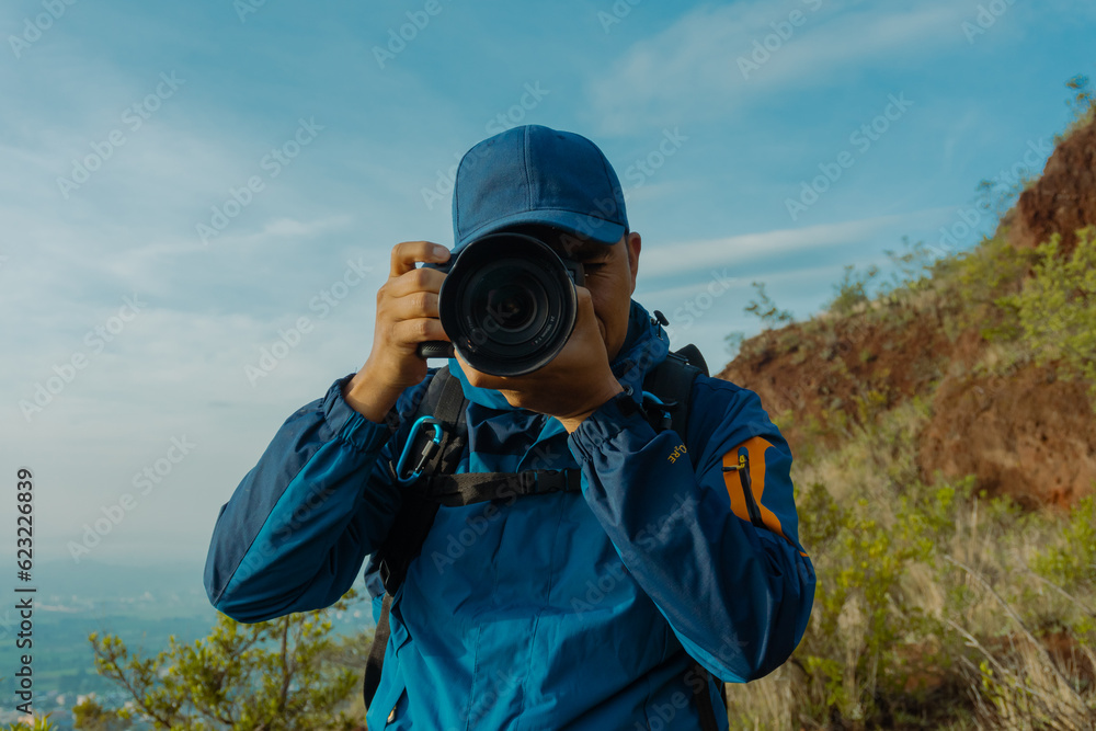 Fototapeta premium Hiker Traveler's Professional Camera Unveils Mountain Splendor