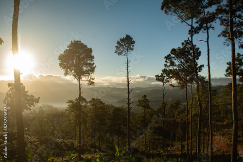 Viaje en el atardecer de las montañas