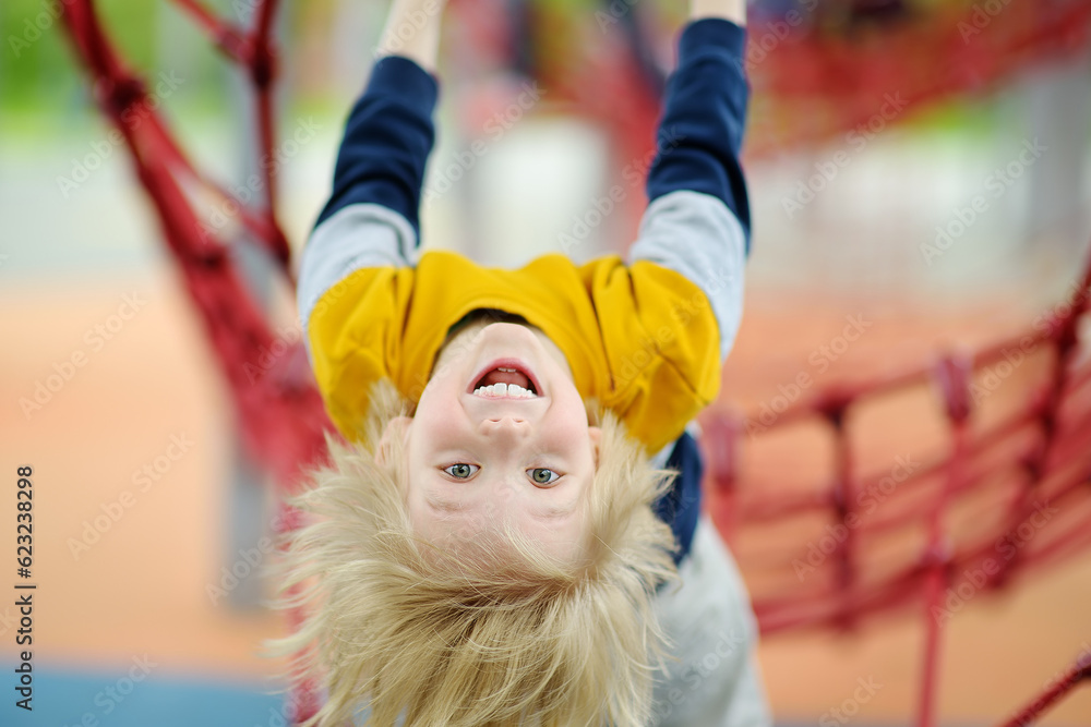 Ταπετσαρία ?ute perky preschooler boy having fun on outdoor playground