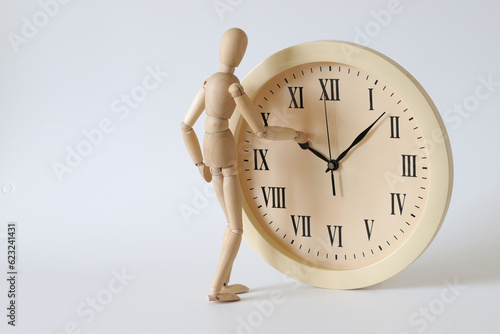 Fotografi The wooden man turns the clock back