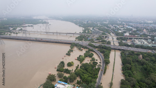 Foto New Delhi, India-07-13-2023: Drone view of flooded streets after Yamuna River started overflowing after crossing the 208m danger mark