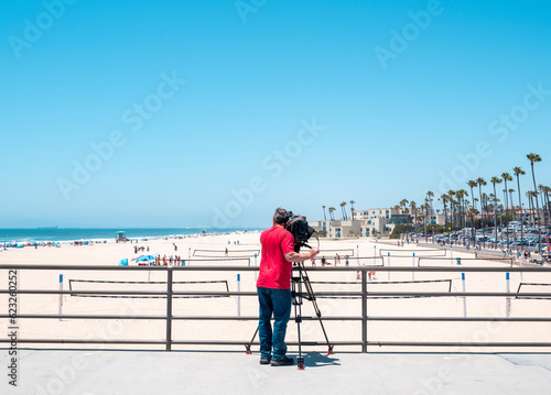 Cameraman on huntington beach pier (ID: 623260252)