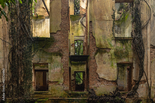 Ruínas de um antigo hotel em meio à floresta, na cidade de Araxa, Estado de Minas Gerais, Brasil