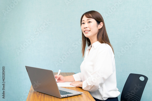 パソコン操作をする女性　左向き