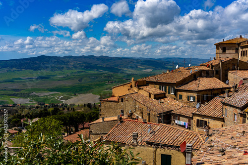 Die schöne Italienische Stadt Voltera in der Toskana mit Weitblick in die Natur