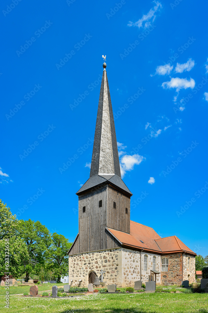 Die ältesten Teile der denkmalgeschützten Dorfkirche Karwe stammen aus dem frühen 14. Jahrhundert