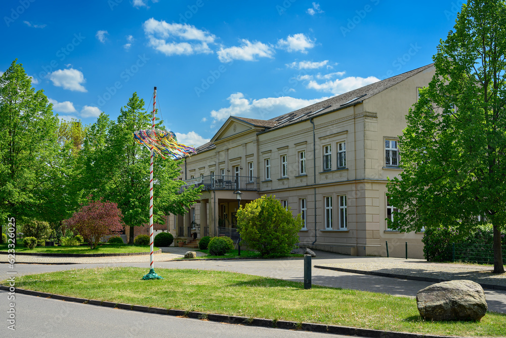 Spätklassizistische Fassade des denkmalgeschützten Gutshaus im Dorfzentrum von Gnewikow (Straßenfront)