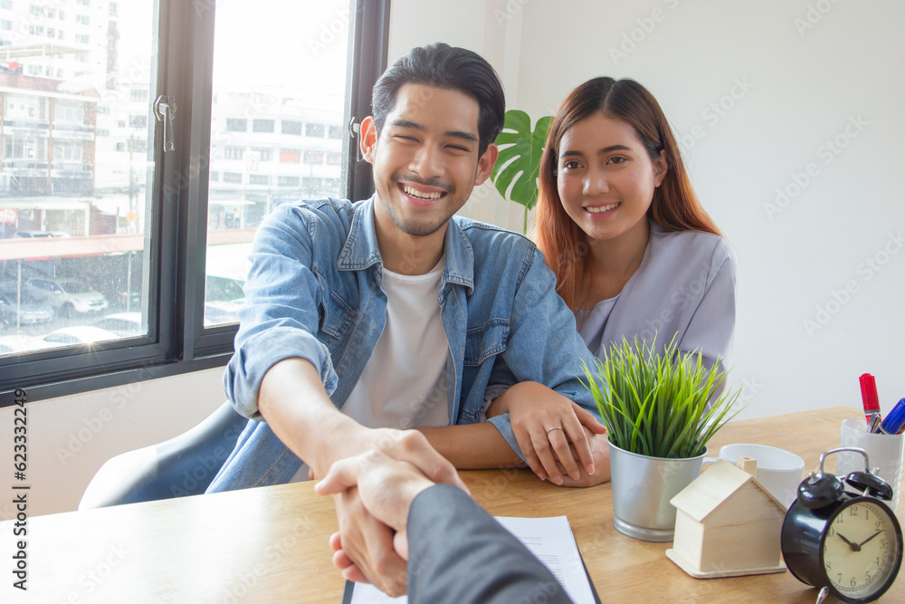 Obraz premium Landlord agent shaking hands with new tenant after lease is confirmed
