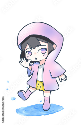 水たまりで遊ぶレインコートを着た女の子